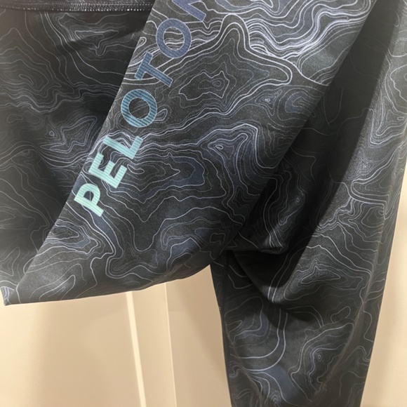 Peloton WITH Women’s Reversible Blue Ombré Capris leggings - MEDIUM - Picture 3 of 5